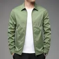 Vista detallada de una chaqueta casual para hombre verde claro minimalista con cremallera y cuello - S / Tops / Verde