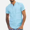 Detalle de una camisa de lino y algodón azul claro para hombre con cuello mandarín y manga corta - Azul claro