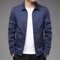 Vista detallada de una chaqueta casual azul marino para hombre con cremallera frontal. - S / Tops / Azul marino