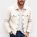 Gros plan sur une veste en laine pour hommes de couleur crème à revers avec boutons noirs - S / Hauts / Blanc Cassé