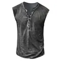 Primo piano di canotta Henley da uomo con trama grigia invecchiata e scollo con bottoni - Taglia M / Top / Grigio scuro