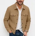 Vue de face détaillée d'une élégante veste en laine kaki pour homme sur chemise blanche. - S / Hauts / Curcuma