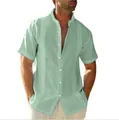 Gros plan sur une chemise en lin vert sauge pour homme avec col officier et bandes - Vert