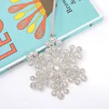 Nahaufnahme eines silbernen Schneeflocken-Weihnachtsanhängers mit Strasssteinen - Sechseckige Hauptdiamant-Schneeflocke (Schneeflocke 2) / Silber