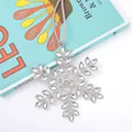 Nahaufnahme der funkelnden Metallschnuppe mit klaren Strasssteinen und silbernem Finish - Punkt-Cluster-Schneeflocke (Schneeflocke 3) / Silber