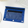 Detailansicht einer blauen 3-Ring-Mappe mit Netztasche und Doppelreißverschluss. - 25*19cm / Saphirblau