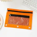 Detailansicht eines orangefarbenen 3-Ring-Federmäppchens mit Netzfenster und zwei Reißverschlüssen. - 25*19cm / Orangerot