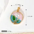 Pendentif rose émaillée vintage Jardin de Monet avec perle d'imitation et finition dorée - Pendentif Rond Base Bleue Rose Rose (SMP54158)