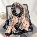 Elegante sciarpa in cotone e lino con stampa leopardata rosa e nera per sole e spiaggia - 180x85cm / Nero