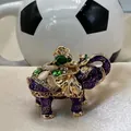 Verzierter lila Elefanten-Schlüsselanhänger mit Golddetails und grünen Steinen - Lila