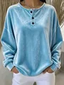 Detailansicht eines hellblauen Samt-Sweatshirts mit Knöpfen am Ausschnitt und Textur - S / Oberteile / Himmelblau