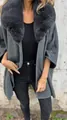 Chic abrigo capa de mujer oversize gris oscuro con un lujoso cuello de piel sintética - S / Tops / Gris oscuro
