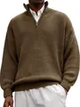 Primo piano del maglione da uomo marrone a coste con mezza zip e trama di qualità - Marrone