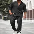 Πλήρης άποψη ανδρικού γκρι casual σετ από λινό φορεμένο από μοντέλο σε αστικό περιβάλλον - S / Τοπ Και Παντελόνι / Μπλε-μαύρο