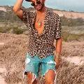 Camicia da spiaggia leopardata casual da uomo con maniche corte e vestibilità ampia - Taglia S / Top / Marrone scuro