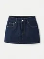 Detailweergave van een stijlvolle donkerblauwe denim minirok met hoge taille en zakken. - S / Bottoms / Donkerblauw