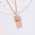 Dettaglio ravvicinato di un ciondolo a fischietto dorato con strass scintillanti - Collana Fischietto Strass Floreale / Oro