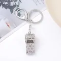 Vista dettagliata del ciondolo portachiavi fischietto argento con fiori di strass brillanti - Portachiavi Fischietto Strass Quadrifoglio / Argento