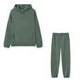 Vista frontale di set felpa con cappuccio e pantaloni verde salvia su sfondo bianco - Verde