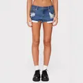 Pantaloncini di jeans a vita bassa da donna con dettagli strappati e orlo sfilacciato alla moda. - Taglia S / Pantaloni e gonne / Blu scuro