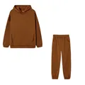 Vista d'insieme del set felpa e pantaloni marroni dal design minimalista - Cammello