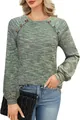 Detailopname van wafelgebreide top voor dames met knoopjes op de raglanmouwen en textuur van stof - S / Tops / Groen