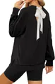 Vista posterior detallada de una sudadera negra con un elegante lazo de satén blanco - S / Tops / Negro