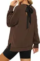 Detalle de una sudadera marrón holgada para mujer con un elegante lazo de cinta negra atrás - S / Tops / Café