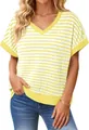 Detailopname van geel-wit gestreept gebreid dames-T-shirt met V-hals en losse pasvorm - Geel