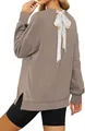 Detalle de la espalda de una sudadera color topo con un elegante lazo de cinta blanca - Gris claro