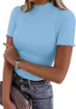 Détail du t-shirt bleu clair côtelé avec col montant à volants et manches courtes. - Bleu ciel