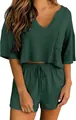Dettaglio del set lounge in maglia waffle verde scuro con top con scollo a V e shorts - Taglia S / Top E Pantaloni / Aqua