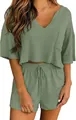 Dettaglio del set due pezzi da donna in maglia a nido d'ape verde salvia con scollo a V - Taglia S / Top E Pantaloni / Verde malachite