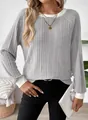 Detail van grijs geribbeld T-shirt met lange mouwen en witte bies - L / Tops / Lichtgrijs