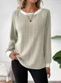 Detailweergave van een beige geribbelde top met lange mouwen en dubbele ronde hals - S / Tops / Abrikoos