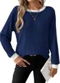 Detail van blauwe geribbelde top met witte contrasterende ronde hals en manchetten - S / Tops / Donkerblauw