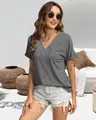 T-shirt da donna grigia con scollo a V e maniche corte, stile estivo casual chic - Grigio