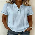 Détail du chemisier femme bleu clair en lin avec des coutures contrastées décoratives - S / Hauts / Bleu clair