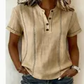 Élégante blouse kaki en coton et lin à manches courtes avec col henley boutonné et surpiqûres chic - S / Hauts / Couleur caramel