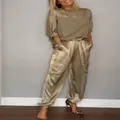 Completo da donna in raso oliva in due pezzi con top a maniche corte e pantaloni cargo - Taglia S / Top E Pantaloni / Oro