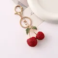 Elegante sleutelhanger met rode strass kersen en goudkleurige metalen ring voor tassen - Kers / Rood