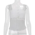 Gedetailleerde weergave van wit kanten hemdje met vierkante hals en knoopdetails - S / Tops / Wit