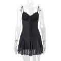 Dettaglio di un abito nero a pois in tulle con bordo in pizzo e fiocco frontale. - Taglia S / Vestiti / Nero