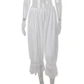 Vista detallada del dobladillo de encaje blanco en este pantalón casual vintage - S / Bottoms / Blanco
