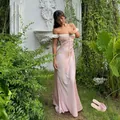 Elegantes rosa Satin-Maxikleid im französischen Stil mit Puffärmeln und Schleifendetail - S / Kleider / Langer Stil / Rosa
