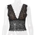 Vista frontale dettagliata di una canotta sexy in pizzo floreale nero su un manichino trasparente - Taglia S / Top / Nero