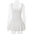 Vista detallada de un vestido blanco plisado con volantes y falda de burbuja - M / Vestidos / Blanco