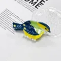 Detaillierte Nahaufnahme einer süßen Elster-Haarklammer aus PVC in kräftigem Blau und Gelb - Cyan Kolibri Stil (LH-PVCZJ-3) / Große Haarkralle / Cyan