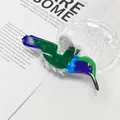 Vista detallada de una pinza para el cabello colorida con forma de colibrí para peinado mujer. - Estilo Pájaro Carpintero Ciam (LH-PVCZJ-3)