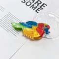 Detailansicht einer lebhaften Haarklammer in Papageienform aus PVC mit Marmortextur - Blau-Gelber Adler Stil (LH-PVCZJ-3)